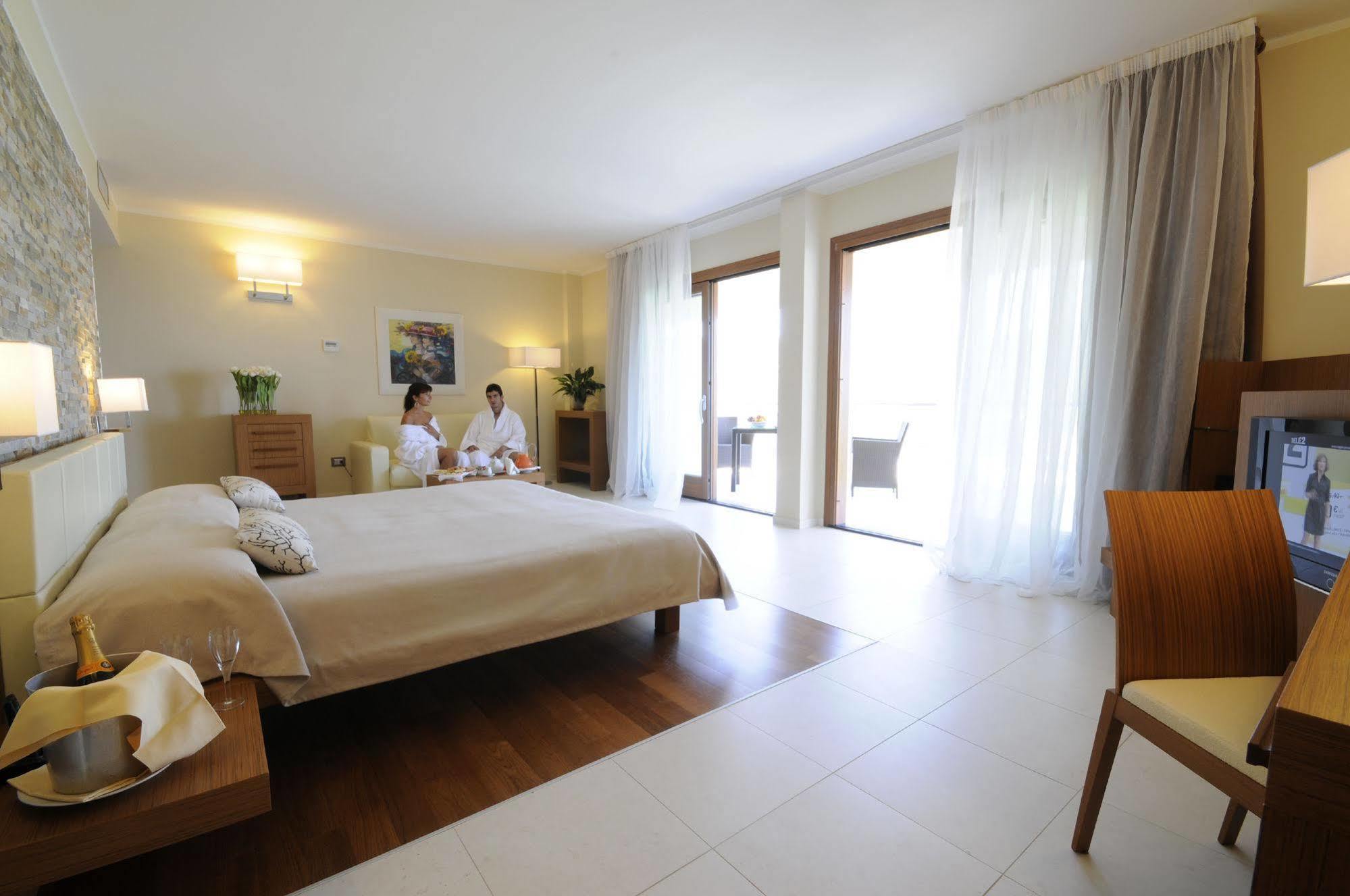 Pugnochiuso Resort - Hotel Del Faro Екстериор снимка