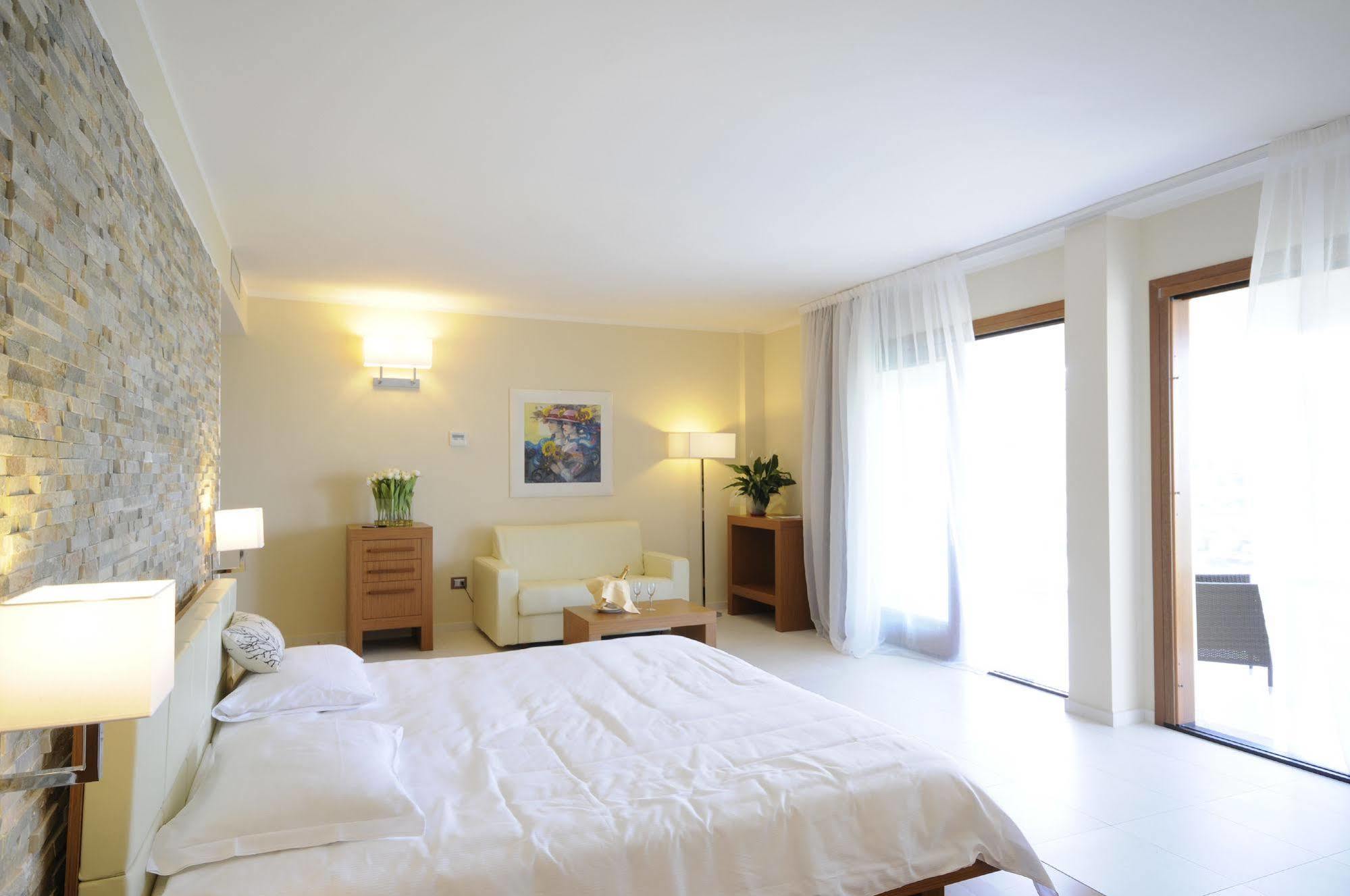 Pugnochiuso Resort - Hotel Del Faro Екстериор снимка
